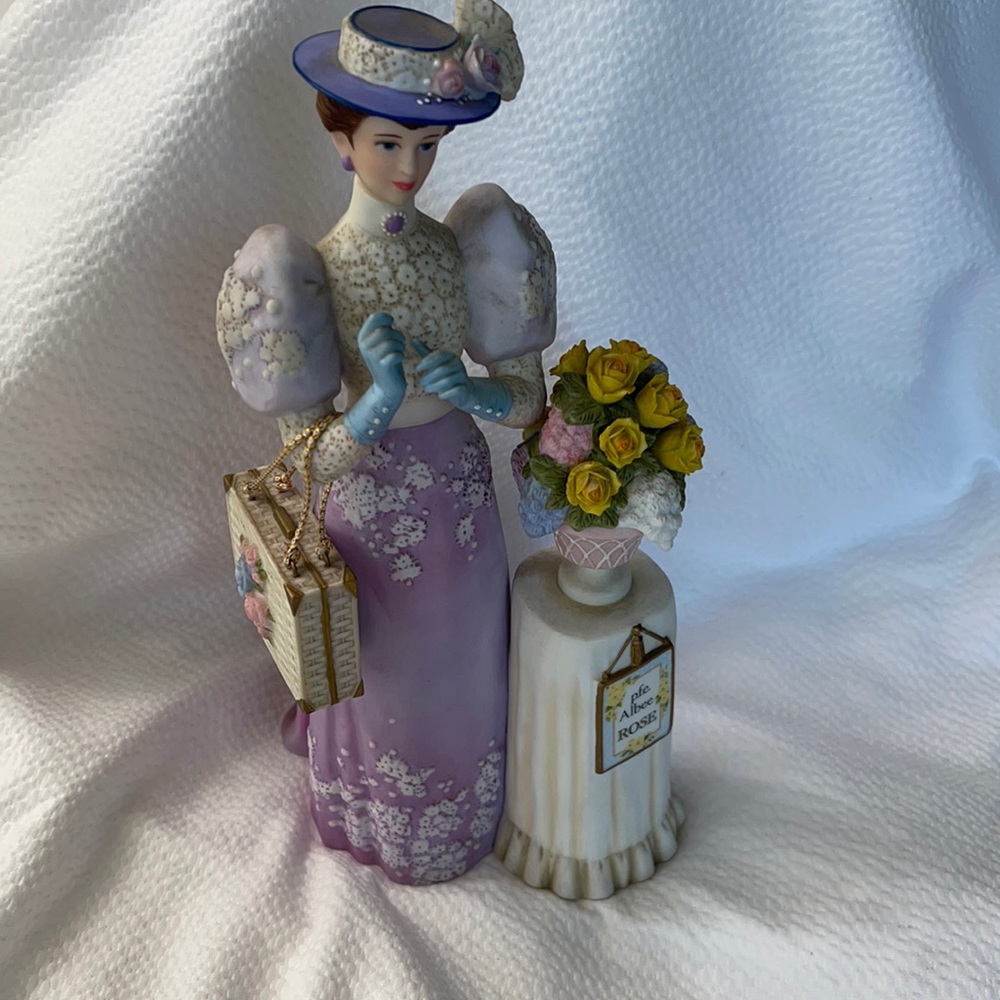 Avon Mrs Albee porcelain figure vintage 20
